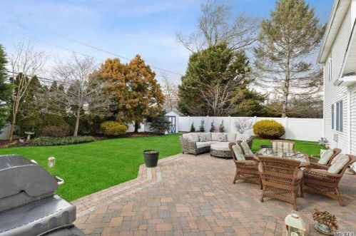 218 Woodsome Rd, Babylon NY 11702-3319 exterior