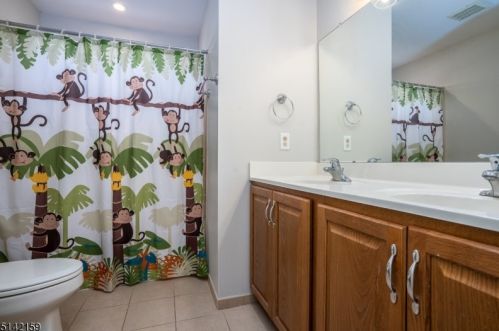 60 Crestview Dr, Clinton NJ 08809-2049 exterior