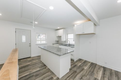 4886 Mohawk Ave, Milwaukee WI  53217-5426 exterior