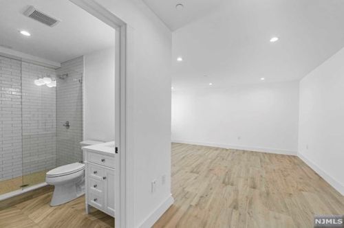 380 Lincoln Ave, Cliffside Park NJ 07010-1822 exterior