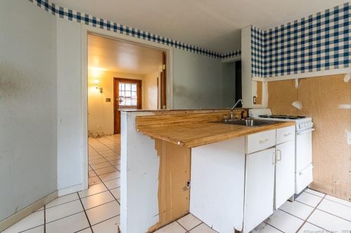 1075 Poquonock Ave, Windsor CT 06095-1234 exterior