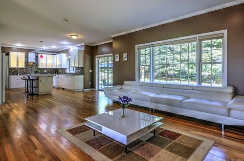 2 Dogwood Ln, Wallingford CT 06492-1953 exterior