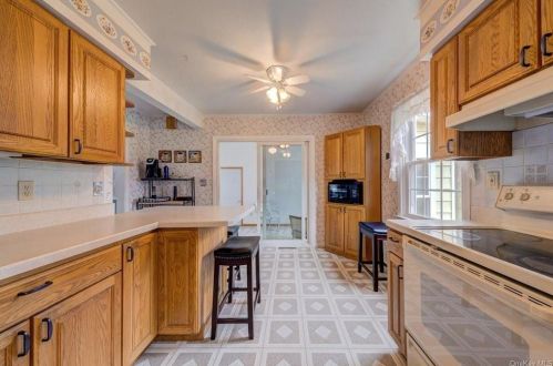 306 Spackenkill Rd, Poughkeepsie NY 12603-5318 exterior