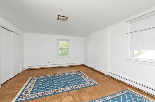 127 Berry St, Valley Stream NY 11580-3422 exterior