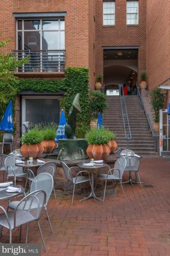 1030 31st St, Washington DC  20007-4405 exterior