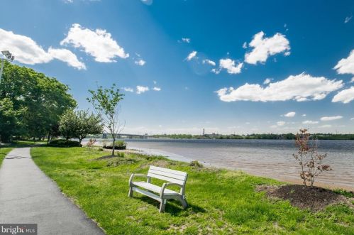 2066 Harbour Dr, Palmyra NJ 08065-1111 exterior