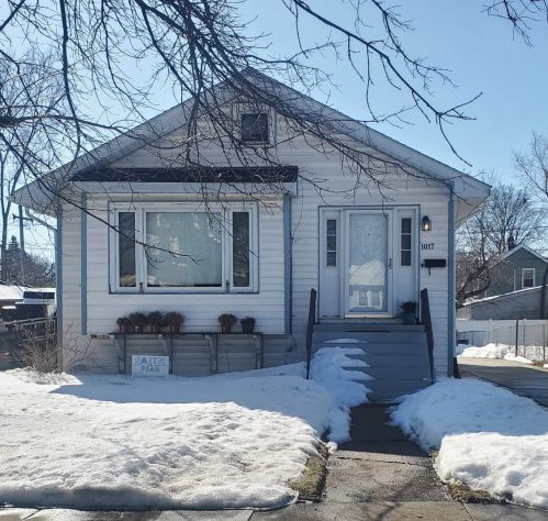 1017 Woodlawn Ave, Waukegan, IL 60085-2817