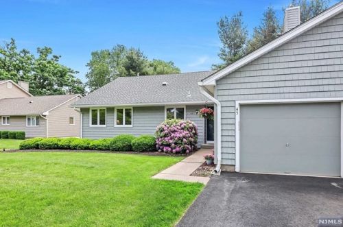 45 Erskine Ct, Mahwah, NJ 07430-2014