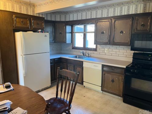 104 Schuyler Dr, Edison NJ  08817-3560 exterior