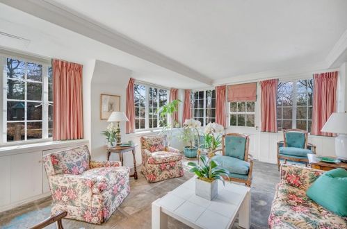 74 Round Hl Rd, Greenwich CT 06831-2744 exterior