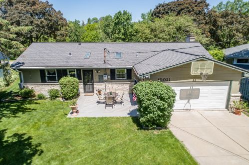 10021 Grantosa Dr, Milwaukee WI 53222-1325 exterior