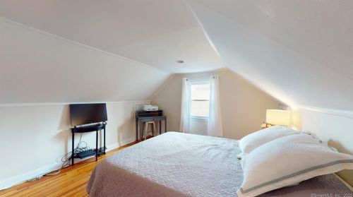 33 Linnmore Dr, Manchester CT  06040-3813 exterior