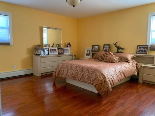 58 Vly Grn Dr, Valley Stream NY 11581-3635 exterior