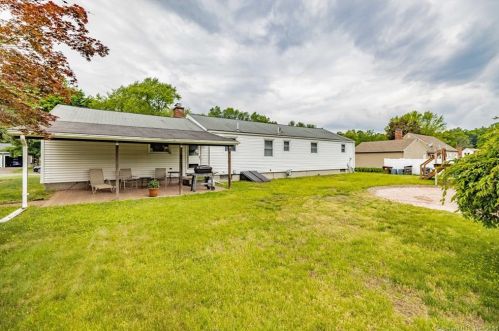 15 Hoover Ln, Enfield, CT 06082-5313