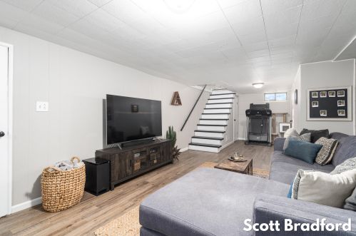 1317 Northlawn St, Grand Rapids MI 49505-3867 exterior