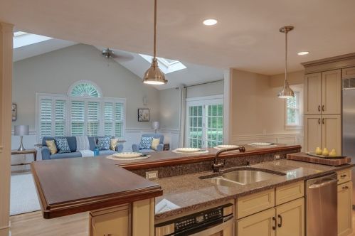 37 Chestnut St, North Andover MA  01845-5211 exterior