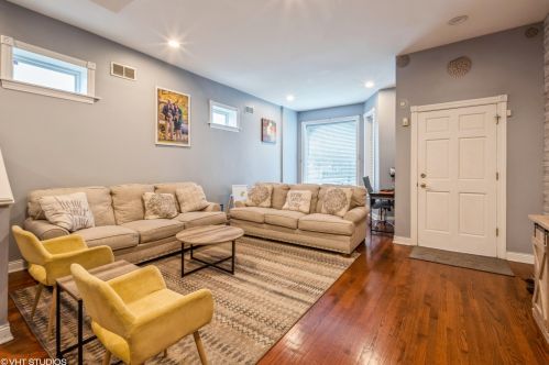 4211 Calumet Ave, Chicago, IL 60653-2613