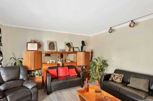 42 Cross Bow Ln, Commack NY 11725-1204 exterior