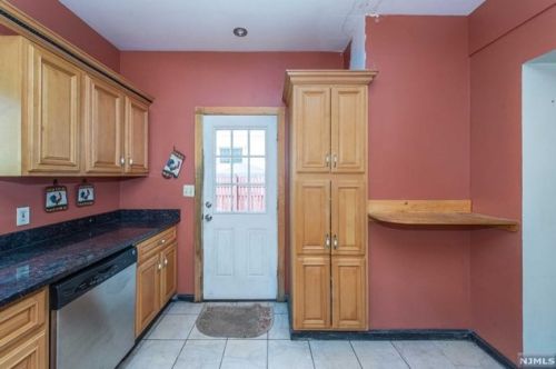 71 St, Union City NJ 07086-7101 exterior