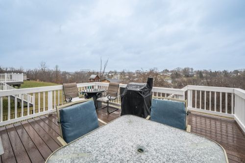 137 Cimarron Dr, Moon Twp PA  15108-9642 exterior