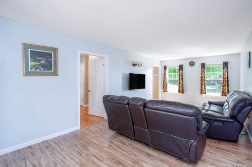 13 Gaylord Rd, Windsor Locks CT 06096-2815 exterior