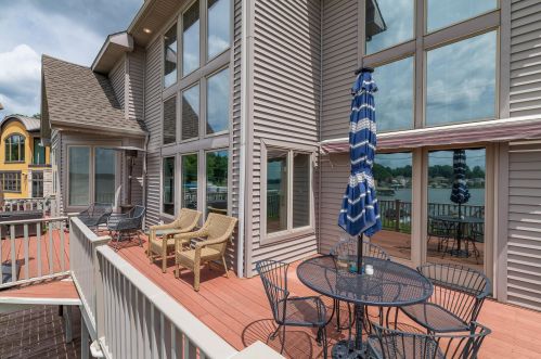 952 Eagle Lk Dr, Kalamazoo MI 49009-8429 exterior