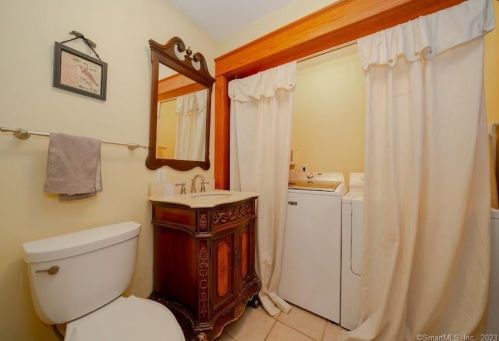 6 Harris St, Enfield CT 06082 exterior