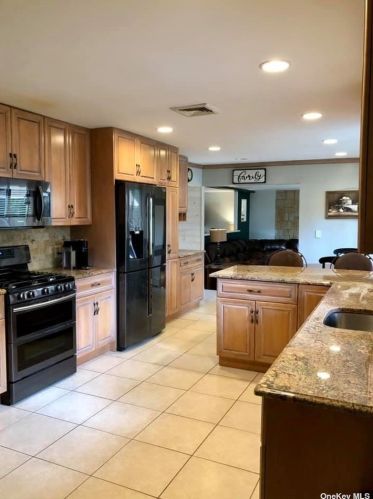 2 Leroy Ct, Commack NY  11725-1703 exterior