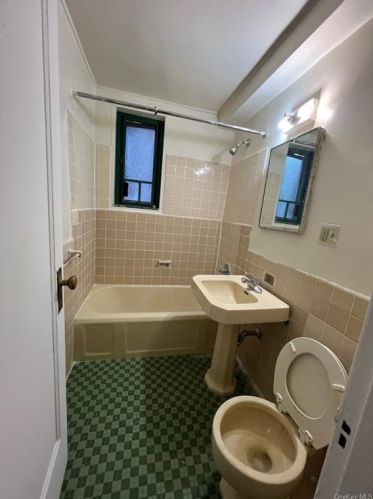 1515 Metropolitan Ave, Bronx NY  10462-6100 exterior