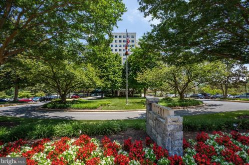 10201 Grosvenor Pl, Rockville MD  20852-4600 exterior