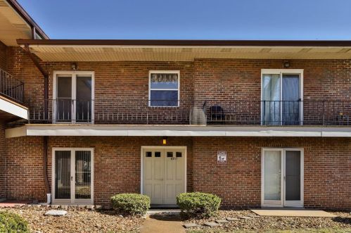 6917 Colonial Woods Dr, Saint Louis, MO 63129-1028