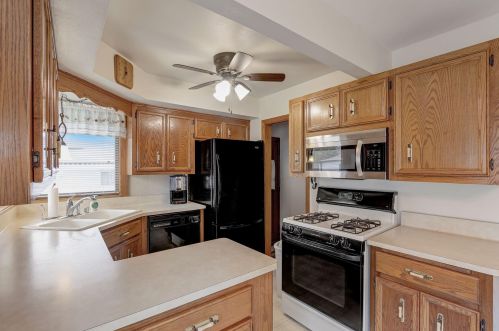 7501 Honey Crk Dr, Milwaukee WI 53221-4062 exterior