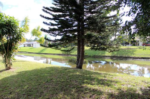 372 Carter Ave, Fort Pierce FL 34983-2998 exterior