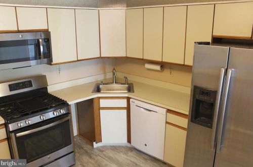 17 Mendrey Ct, Trenton NJ 08648-2661 exterior