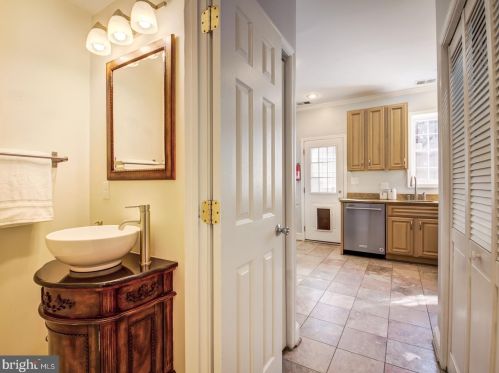 1341 Emerald St, Washington DC 20002-5432 exterior