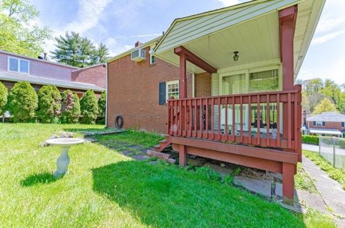 1206 Cir Dr, Pittsburgh PA 15221-4502 exterior