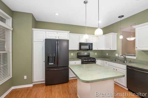 1056 Kensington St, Grand Rapids MI 49534-2179 exterior