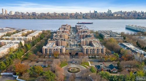 102 Adams Ct, Edgewater NJ 07020-1654 exterior