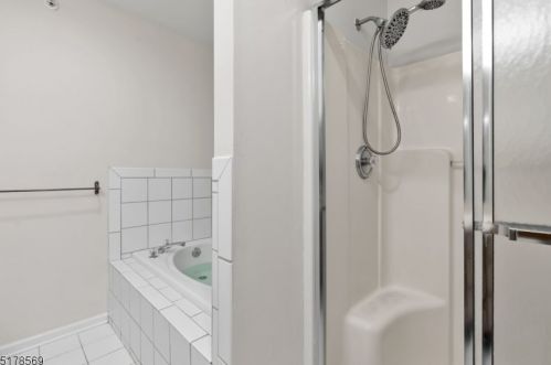 1006 Robin Ct, Green Brook NJ 08812-1737 exterior