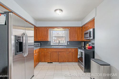 1004 Oakcrest St, Wyoming MI exterior