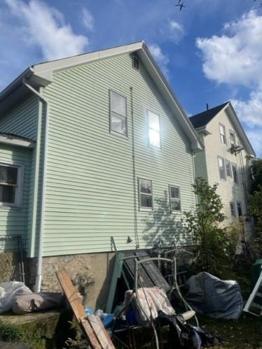 137 Division St, Woonsocket, RI 02895-5326