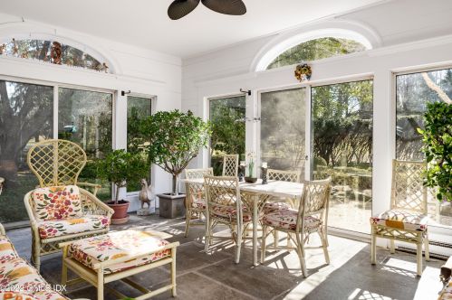 530 Round Hl Rd, Greenwich CT 06831-2653 exterior