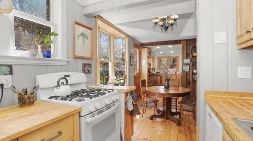 593 Roosevelt Dr, Seymour CT 06478-1739 exterior