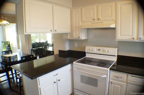 831 Kirts Blvd, Troy MI  48084-4825 exterior