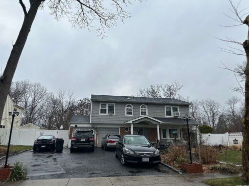 20 Melrose Ln, Commack, NY 11725-1615