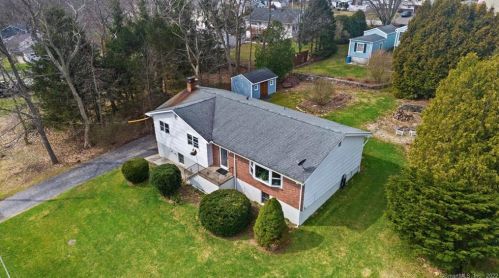 25 Pne St, Derby CT 06418-2333 exterior