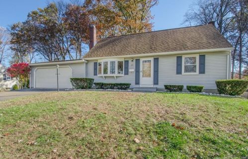 25 Standish St, Enfield, CT 06082-6113