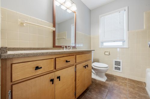 125 Montclaire Ave, Milwaukee WI 53217-4438 exterior