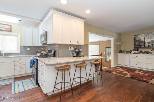 1360 Crooked Lk Dr, Kalamazoo MI 49009-8950 exterior