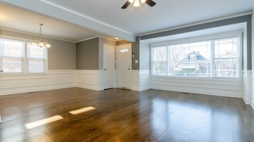 8455 Kingston Ave, Chicago, IL 60617-1913